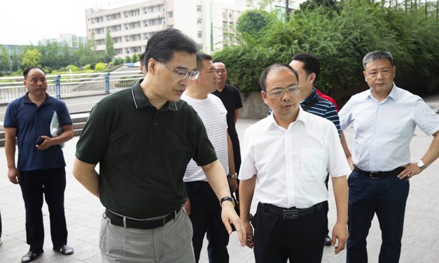 高坪区人民政府副区长吴翰林到白塔中学检查中考考点准备情况