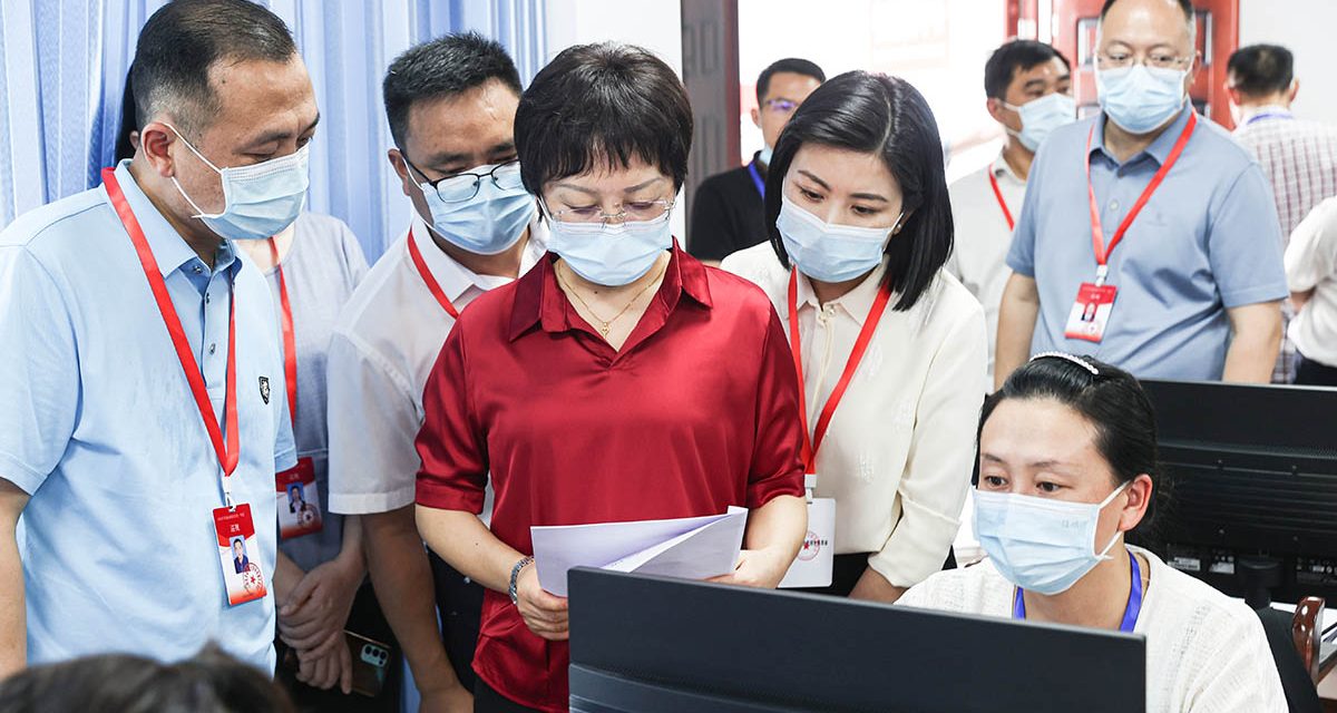 南充市人民政府副市长欧阳梅到白塔中学检查高考工作