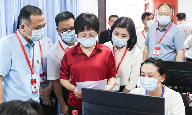 南充市人民政府副市长欧阳梅到白塔中学检查高考工作