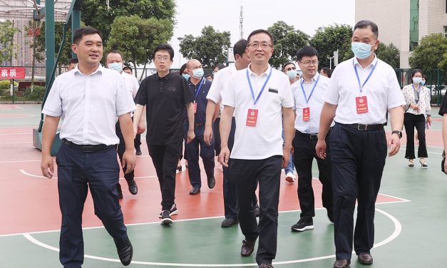 市政协副主席王瑜一行到白塔中学视察青少年心理健康服务工作