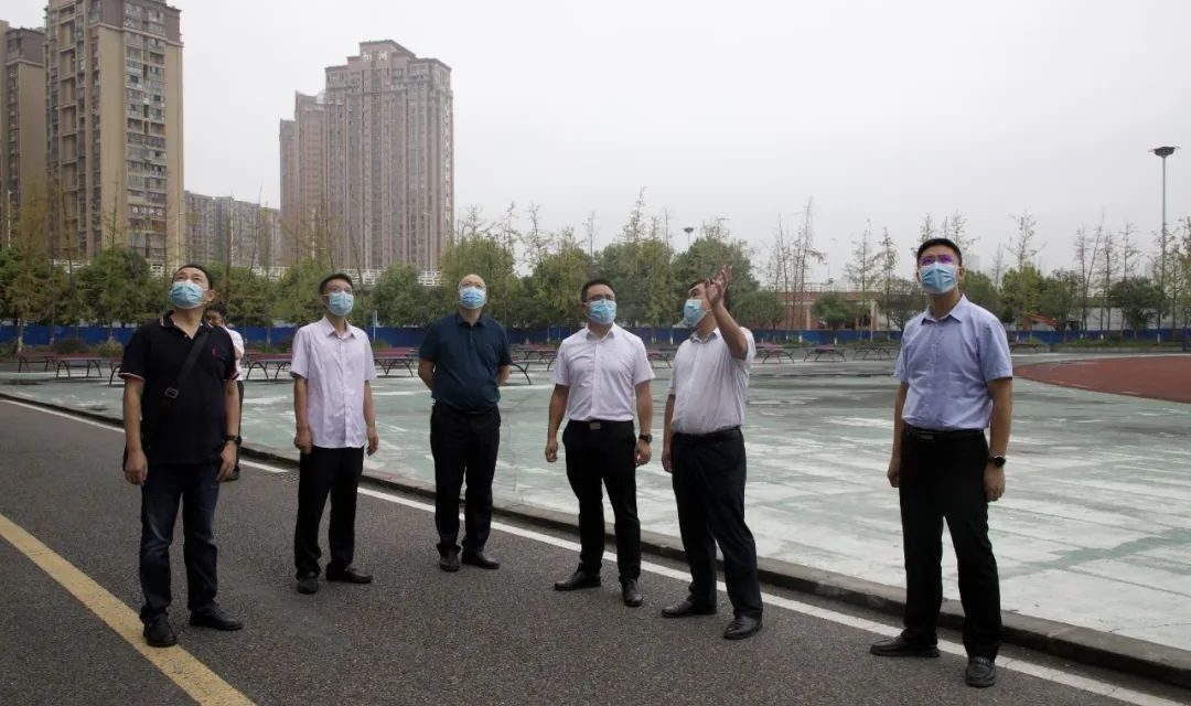 高坪区区委、区政府领导到白塔中学检查开学工作