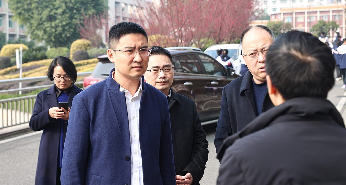 高坪区人民政府副区长罗丁到白塔中学检查开学工作