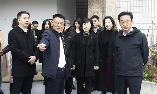 四川省民政厅党组书记、厅长益西达瓦一行到白塔中学调研