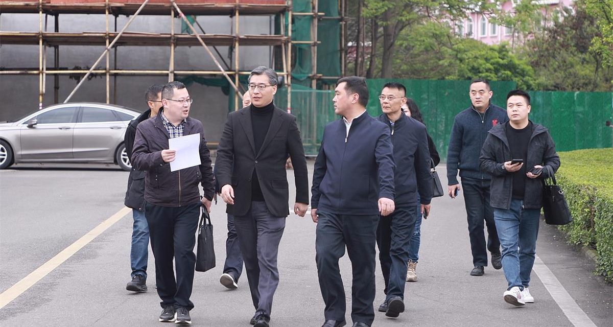 高坪区委常委、常务副区长吴翰林到白塔中学调研