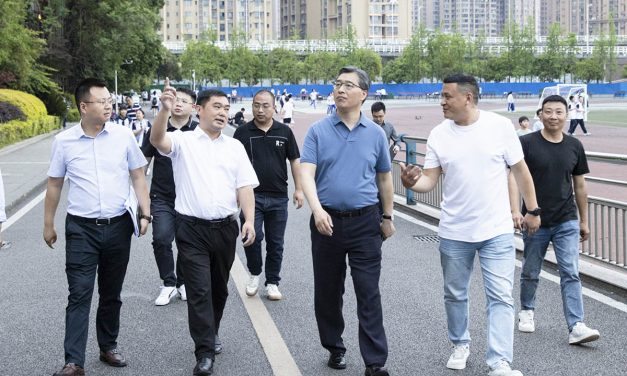 高坪区委常委、副区长吴翰林到白塔中学调研项目工作