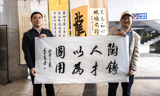 高坪区老年诗书画研究学会到白塔中学采风