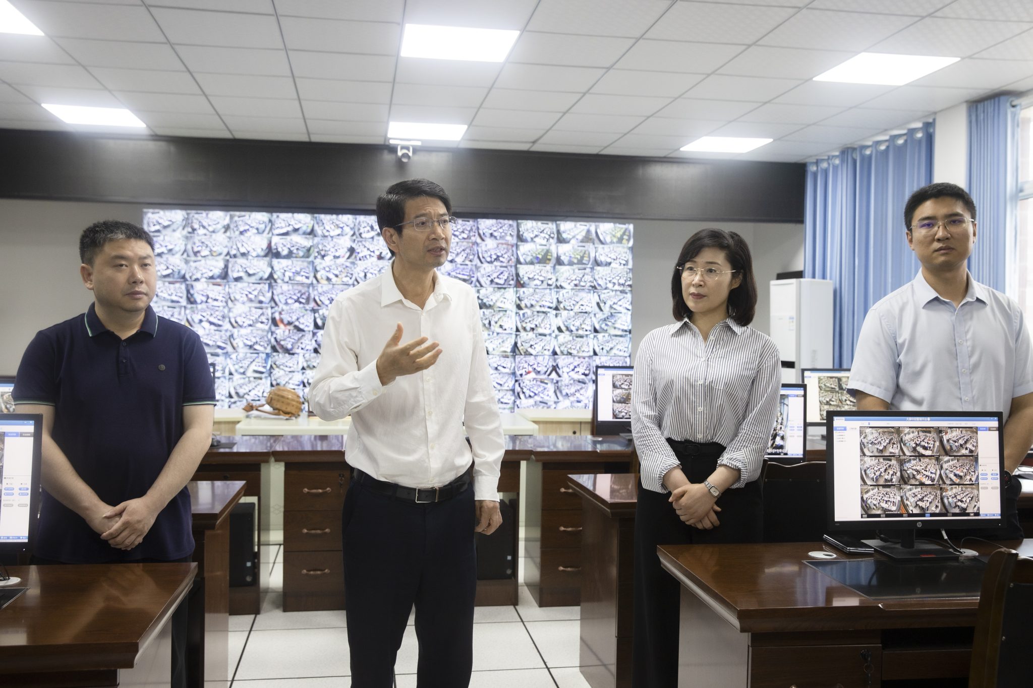 高坪区委书记陈多平、区长兰吉春一行到白塔中学督导高考准备工作