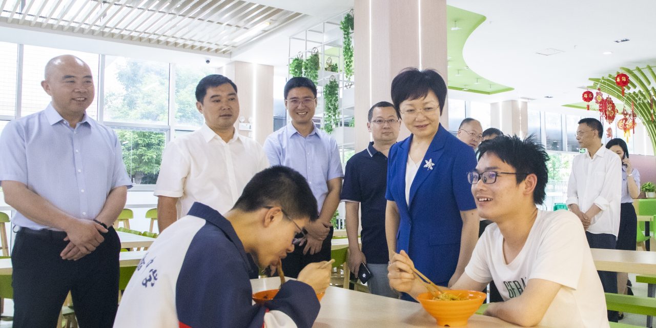 南充市人民政府副市长欧阳梅到白塔中学检查高考备考工作
