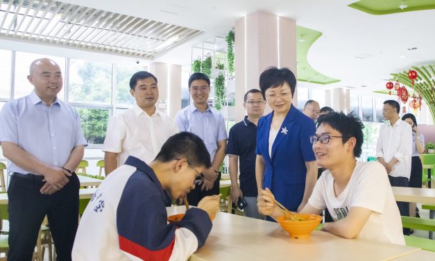 南充市人民政府副市长欧阳梅到白塔中学检查高考备考工作