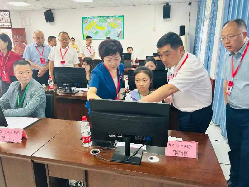 南充市人民政府副市长欧阳梅到白塔中学考点巡视高考考务工作