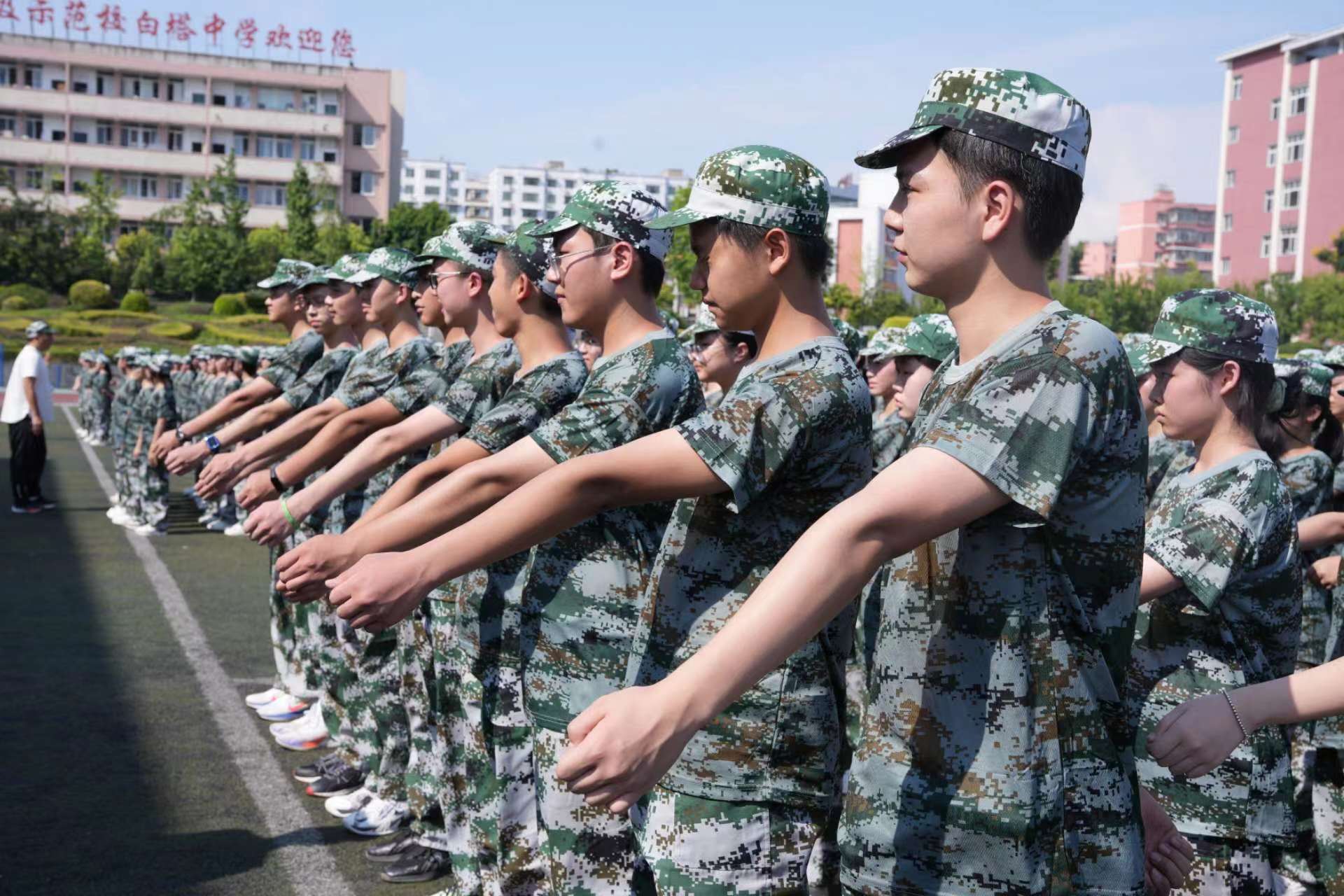 戎装作序展新姿 昂首阔步启新程 ｜｜ 南充市白塔中学举行高2023级新生军训开营仪式