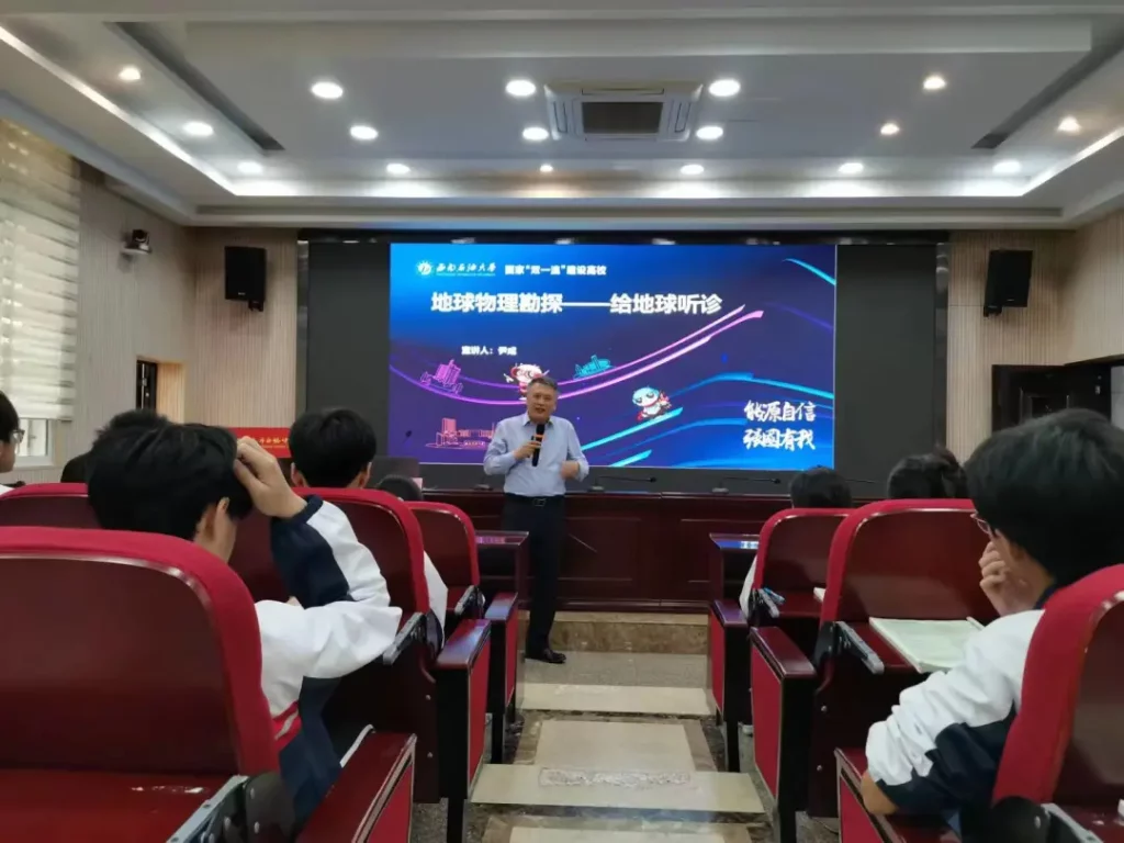 点燃科学梦想，传承科学精神‖“科学家百人千场进校园”活动在南充市白塔中学举行