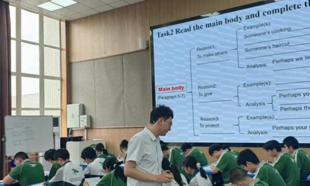 南充市白塔中学初中年级举行先进班集体暨优秀学生表彰大会