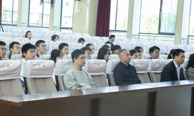 南充市白塔中学初中年级举行先进班集体暨优秀学生表彰大会