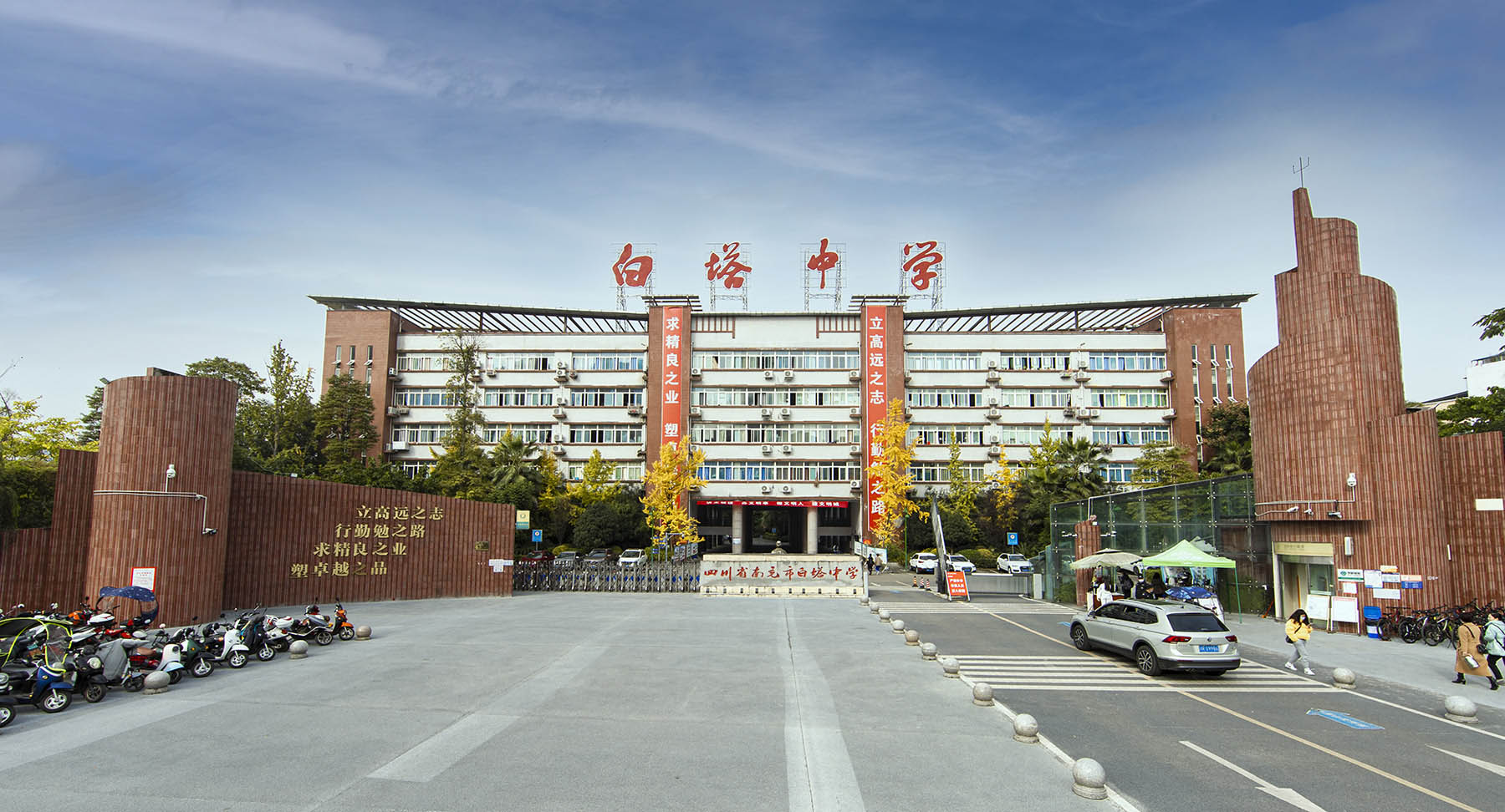 白塔中学初中年级开展本学期第一次“墙壁文化”评比活动