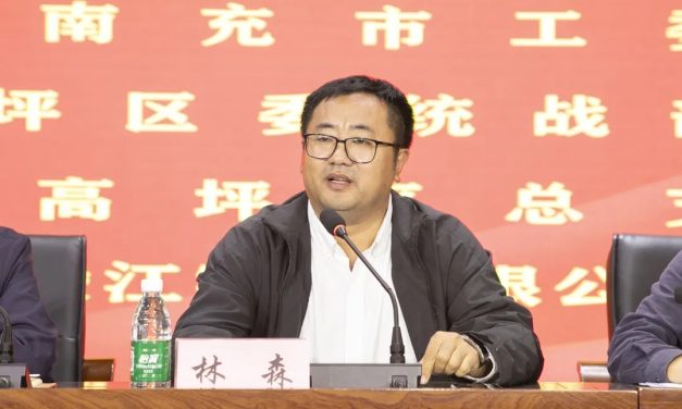 南充市白塔中学初中年级举行先进班集体暨优秀学生表彰大会