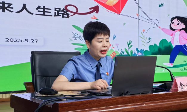 警校携手筑防线 法治护航伴成长||南充市白塔中学举行法治安全讲座